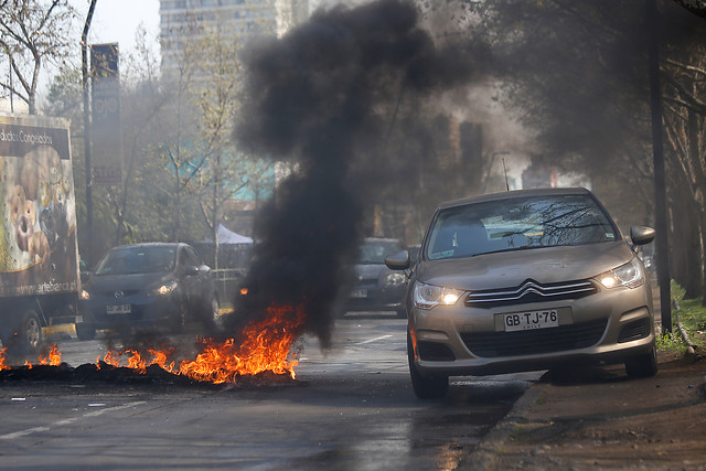 Manifestantes encendieron barricadas en el Parque Almagro