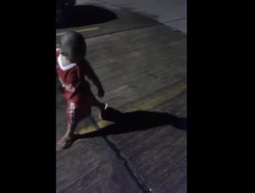 Video: Mira al niño que le teme a su sombra