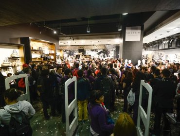 Trabajadores de Ripley en huelga protestaron en el Costanera Center