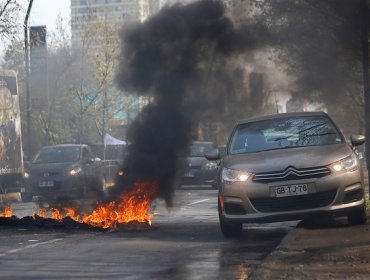 Manifestantes encendieron barricadas en el Parque Almagro