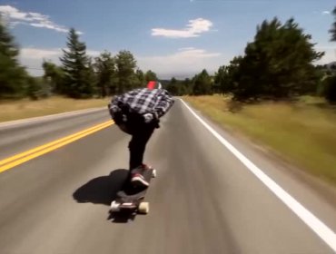 Video: Descenso en patineta a gran velocidad infarta en la web