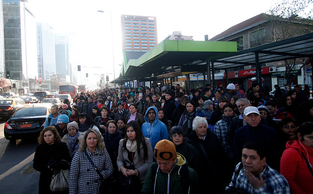 Galería: Colapso en Metro genera atochamientos en paraderos del Transantiago