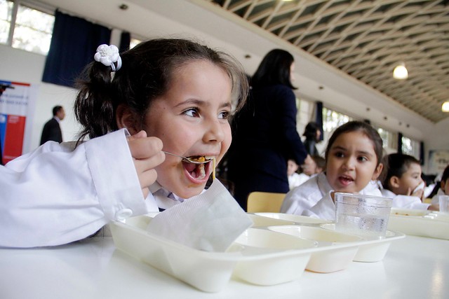 Los cortos periodos de almuerzo en el colegio significan comer menos sano