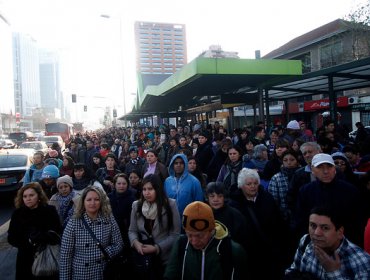 Galería: Colapso en Metro genera atochamientos en paraderos del Transantiago