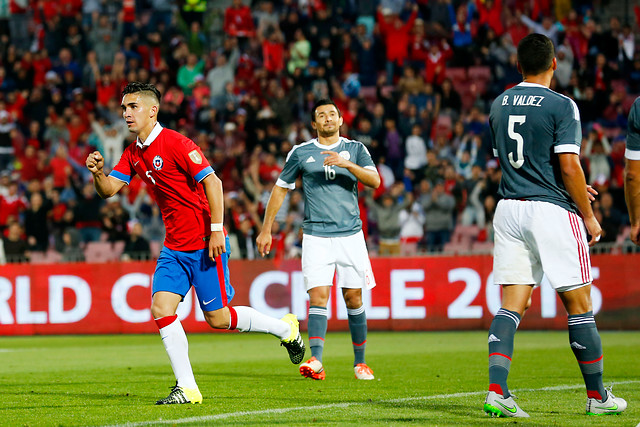 Felipe Gutiérrez en racha al anotar gol en empate de Twente ante Ajax