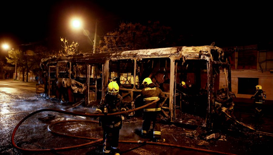 Encapuchados queman bus del Transantiago en Lo Prado