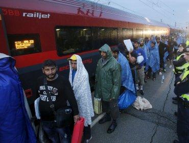 Miles de refugiados llegan a Hungría para seguir hacia Europa Occidental