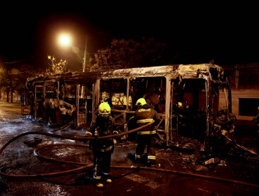 Encapuchados queman bus del Transantiago en Lo Prado