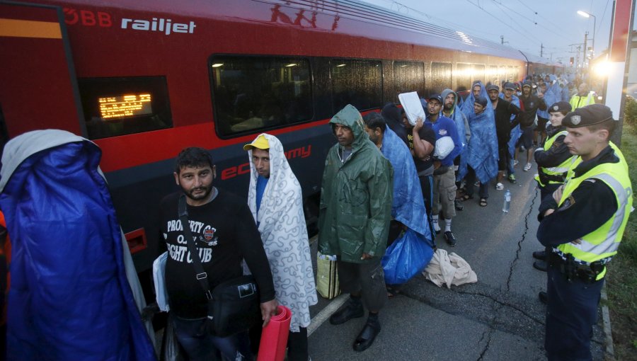 Miles de refugiados llegan a Hungría para seguir hacia Europa Occidental