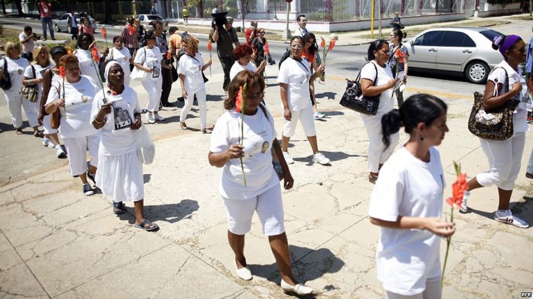 Arrestan a unas 40 damas de blanco y a una docena de disidentes en La Habana