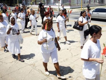 Arrestan a unas 40 damas de blanco y a una docena de disidentes en La Habana