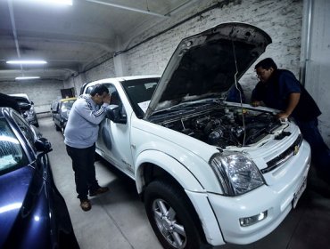 Hombre evitó robo de su camioneta viajando en el pickup