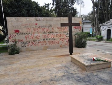 Larraín culpa al Partido Comunista por rayados a memorial de Jaime Guzmán