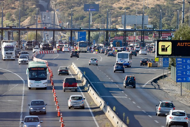 Autopistas se preparan ante masiva salida de autos desde Santiago