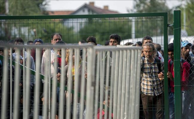 Los refugiados esperan en la frontera serbia con Hungría pese a su cierre