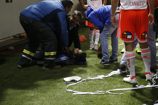 Hincha azul sufre grave caída en duelo Audax-U. de Chile