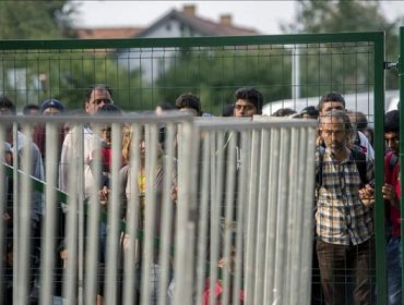 Los refugiados esperan en la frontera serbia con Hungría pese a su cierre