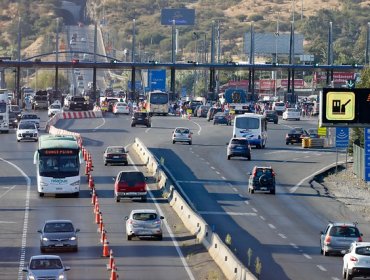 Autopistas se preparan ante masiva salida de autos desde Santiago