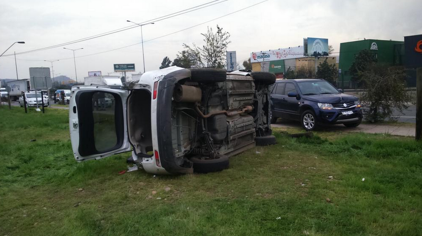 Camioneta termina volcada tras persecución en Quilicura