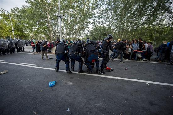 Tensión en la frontera húngara por el cierre del paso a los refugiados