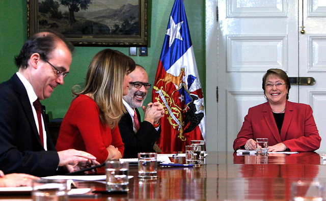 Bachelet encabeza reunión de ministros del área económica