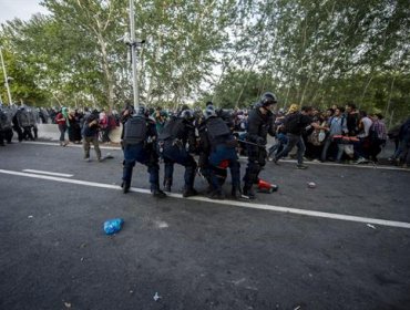 Tensión en la frontera húngara por el cierre del paso a los refugiados