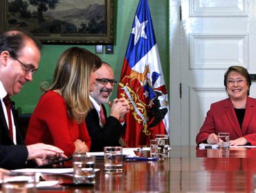 Bachelet encabeza reunión de ministros del área económica