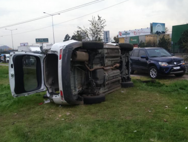 Camioneta termina volcada tras persecución en Quilicura