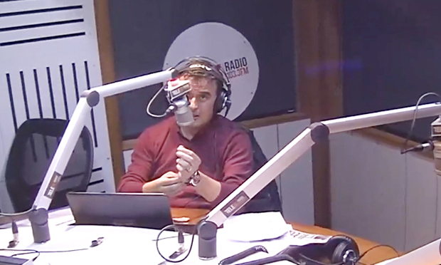#RamonUlloaFacts: Twitteros homenajean a periodista que mantuvo la calma durante el terremoto