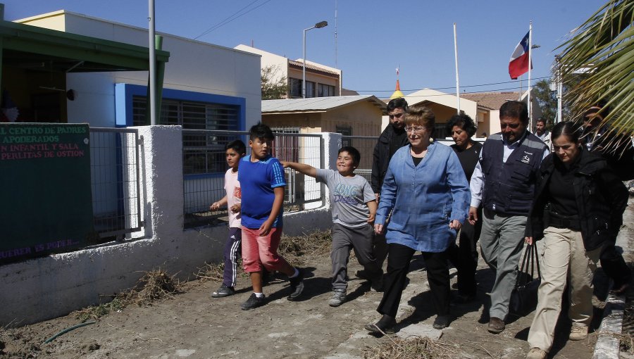 Presidenta visitó Combarbalá e Illapel tras el terremoto y tsunami