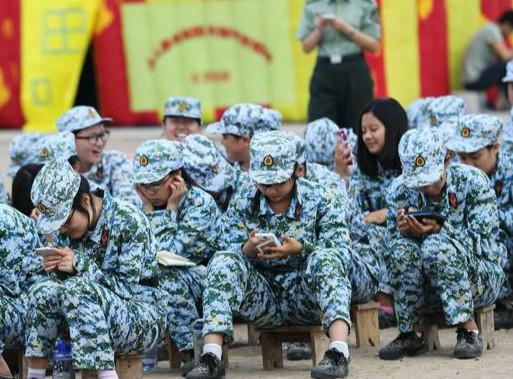 Universidad China obliga a postulantes a ir a campamento militar para dejar la adicción tecnológica