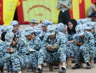 Universidad China obliga a postulantes a ir a campamento militar para dejar la adicción tecnológica