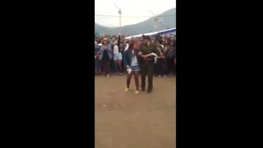 Video: Carabinero de Chile sorprende en fonda de Quilicura con nuestro baile nacional