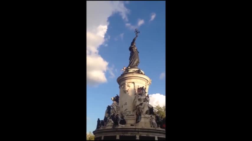 Video: Tras caen desde 15 metros muere joven en festival de música en París