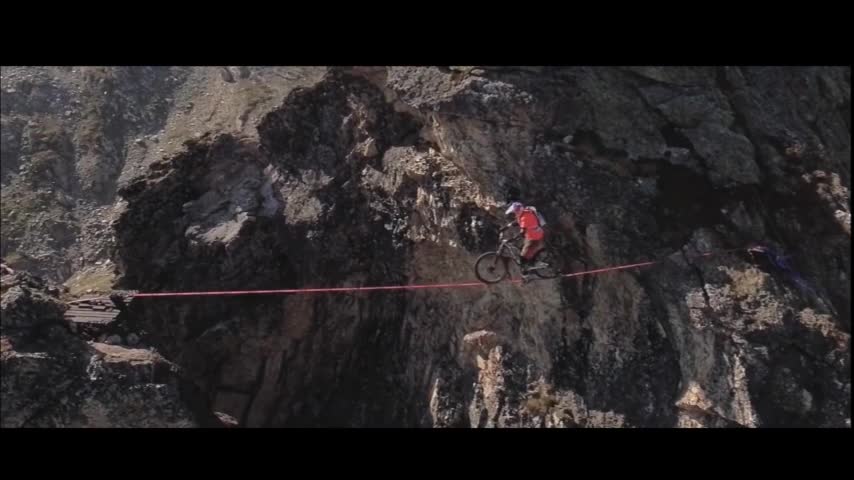 Video: Ciclista cuza la cuerda floja a 100 metros de altura