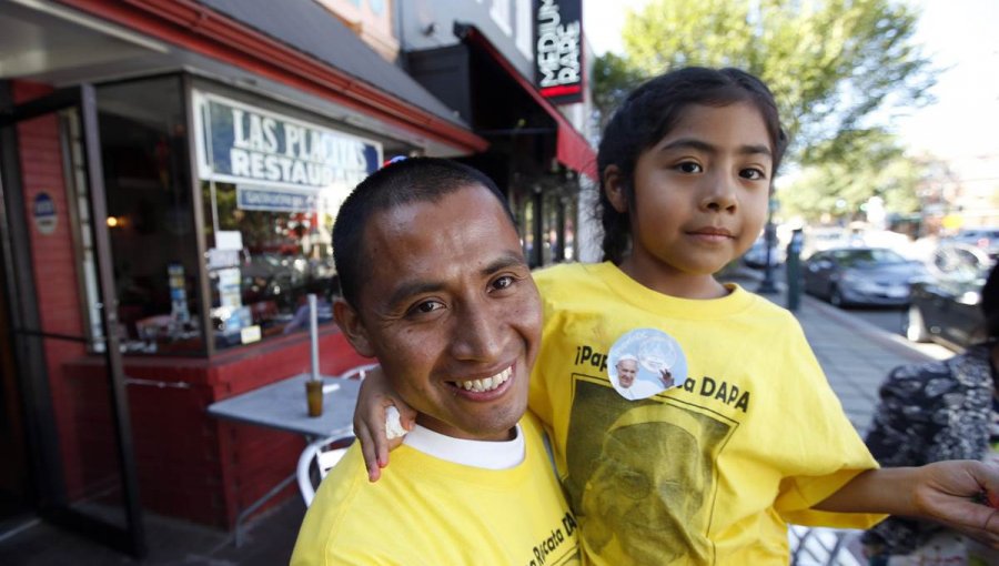 Niña mexicana entrega carta al papa por reforma migratoria en EEUU