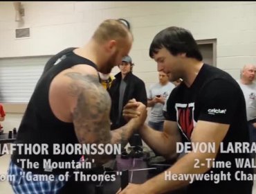 Video: batalla de gallitos entre campeón mundial y actor de Game of Thrones