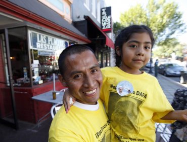 Niña mexicana entrega carta al papa por reforma migratoria en EEUU