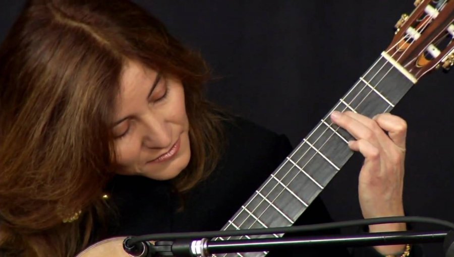 Guitarrista Berta Rojas celebra su tercera nominación a los Grammy Latino