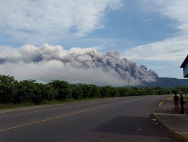 El volcán Telica de Nicaragua entra en erupción