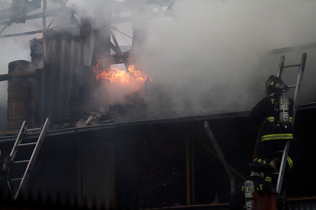 Investigan incendio que destruyó casetas de vigilancia y un vehículo en Tirúa