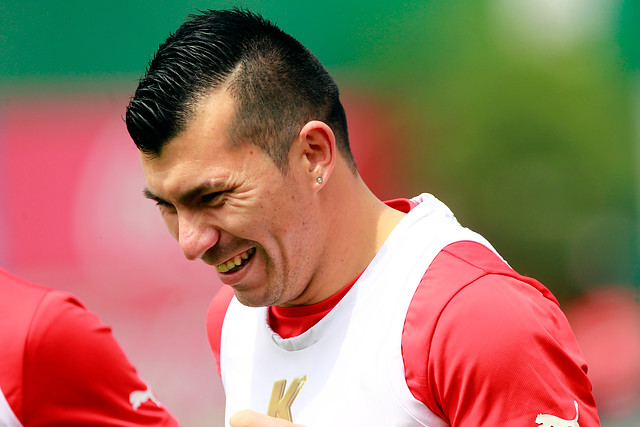 Gary Medel se ofrece para ser el nuevo defensor de Chile en La Haya con divertida foto