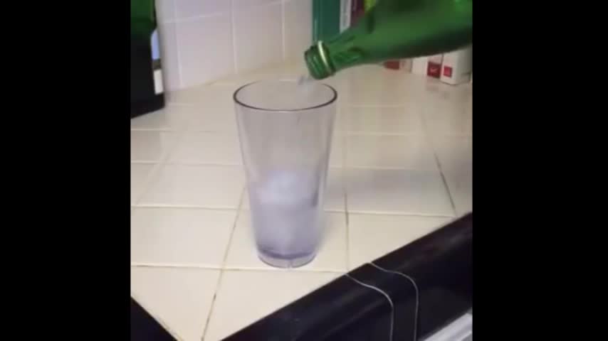 Video: Mira lo que pasa con este vaso de agua cuando se lo quieren tomar