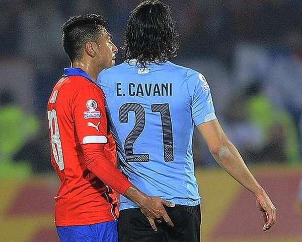 Gonzalo Jara: "No me arrepiento del incidente con Edinson Cavani"