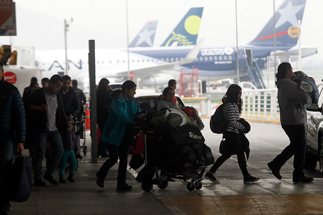 El próximo mes modifican tarifas de estacionamiento en el aeropuerto de Santiago