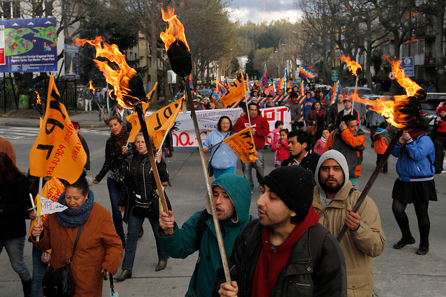 Allegados del Biobío marcharon con antorchas en Concepción para exigir solución