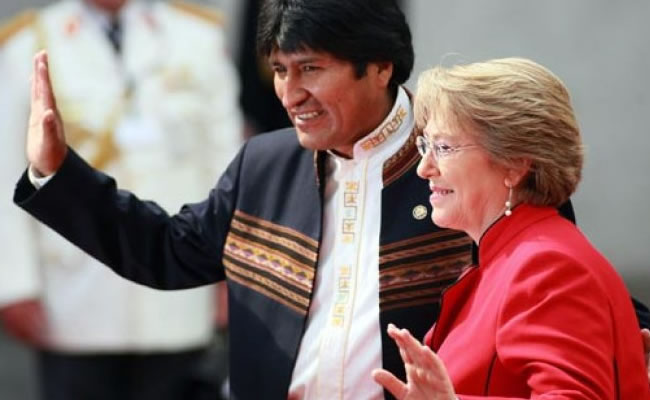 Evo Morales trata de "hermana presidenta" a Bachelet y la invita a dialogar tras fallo de la Haya