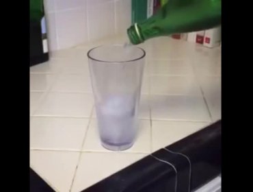 Video: Mira lo que pasa con este vaso de agua cuando se lo quieren tomar