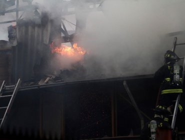 Investigan incendio que destruyó casetas de vigilancia y un vehículo en Tirúa