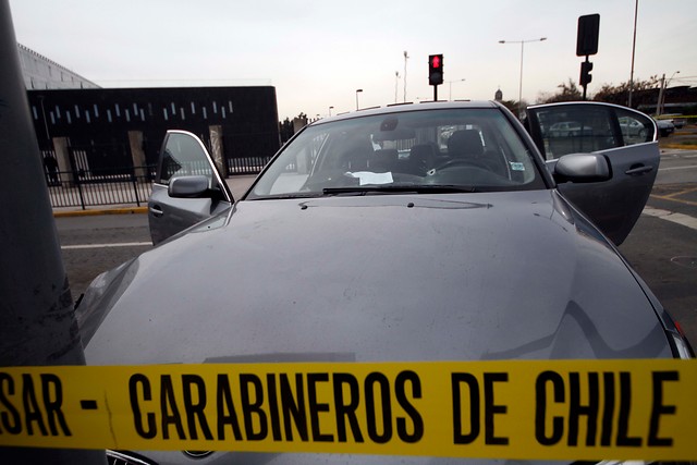 Persecución policial termina con balacera frente a hospital de Maipú